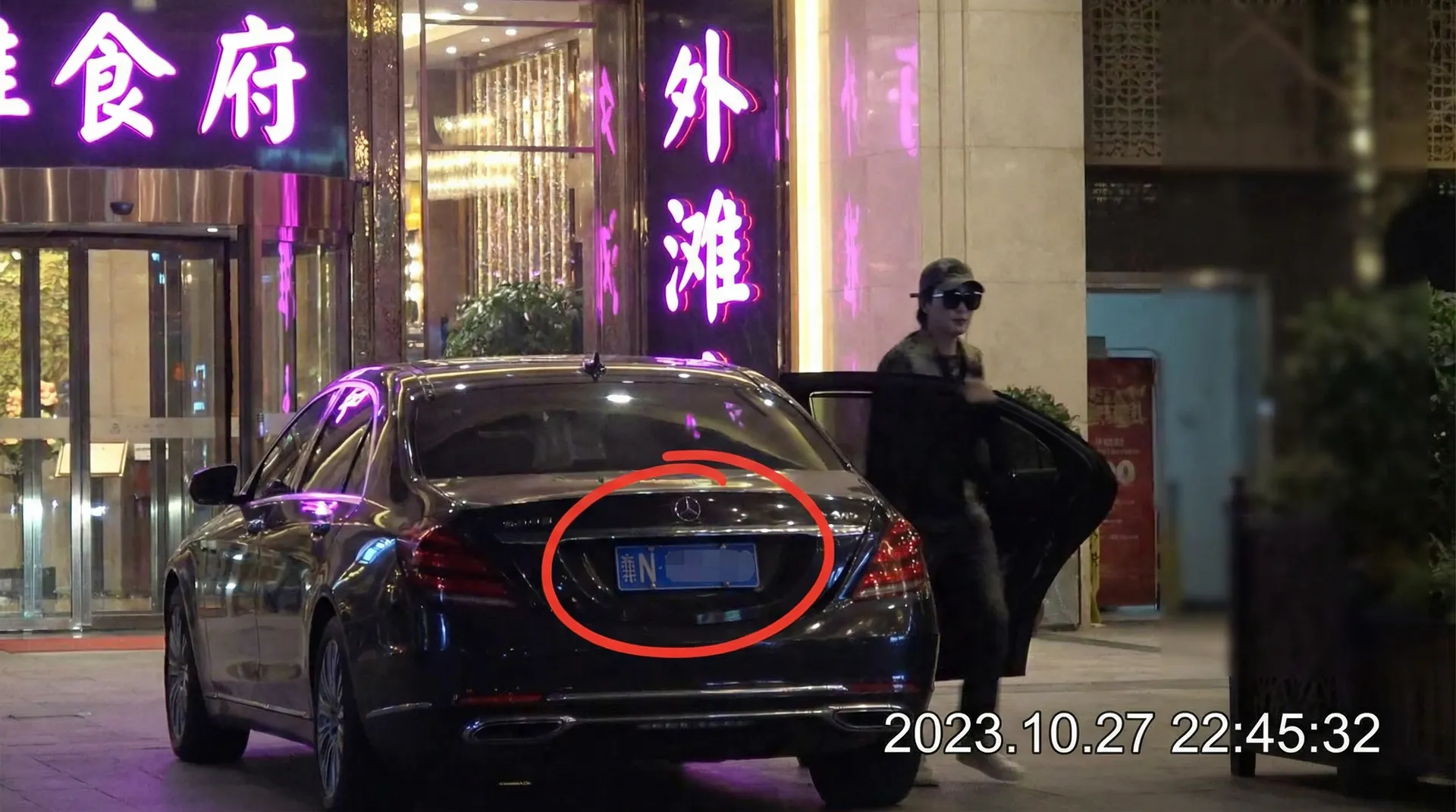 里番 - 豪车餐厅外偷拍